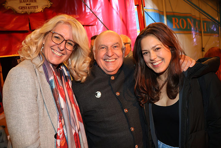 Roncalli Premierenabend mit Schaupielerin Martina Rainer, Trachtenchef Axel Munz, und Schauspielerin Katharina Scheuba (©Foto: Martin Schmitz) 